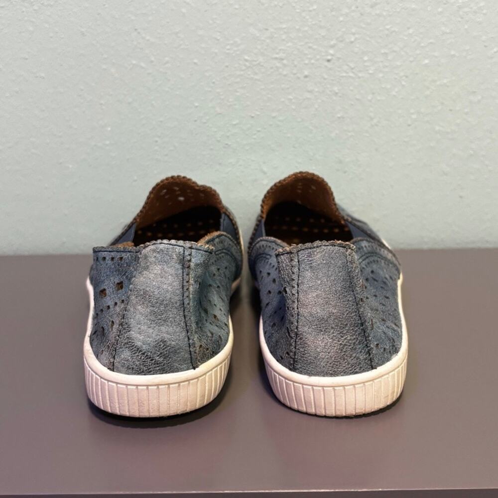 Earth Denim Blue Perforated Slip-On Sneakers Size 7.5 Laser Cut Floral Detail - Picture 3 of 8